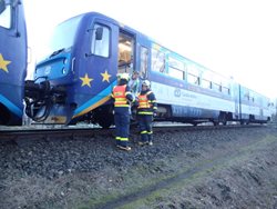 Profesionální i dobrovolní hasiči dnes pomáhali cestujícím po srážce vlaku s fordem na Frýdecko-Místecku