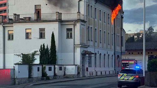 Dramatický požár ubytovny. Hasiči zachránili 20 lidí, deset osob se zranilo