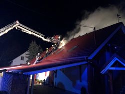 Dva večerní požáry rodinných domků s velkou škodou v Moravskoslezském kraji