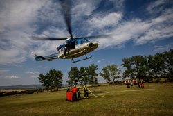S hašením požáru ve skalách na Broumovsku pomohl vrtulník