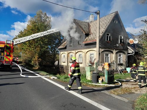 Požár zničil roubenku: Škoda dosáhla pěti milionů korun