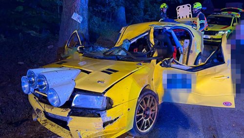 Hasiči vyprostili z havarovaného auta řidiče. Ve velmi vážném stavu jej transportoval vrtulník
