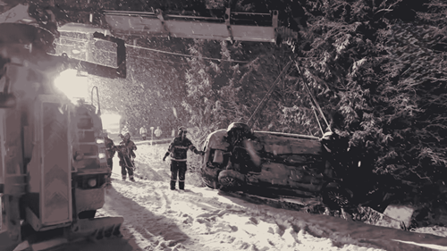 Dramatická noční nehoda v prudkém svahu: Pět lidí v autě