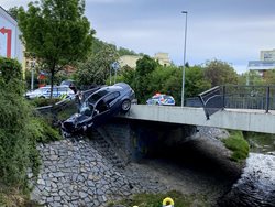 V Michli auto prorazilo mostní zábradlí a sjelo mimo silnici