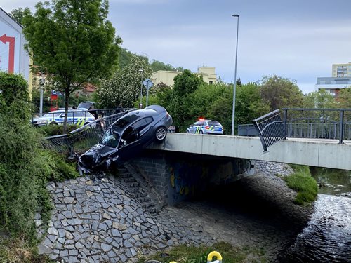 V Michli auto prorazilo mostní zábradlí a sjelo mimo silnici