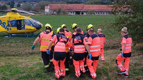 Čtyři zranění po střetu tří aut. Pro seniorku v bezvědomí letěl vrtulník
