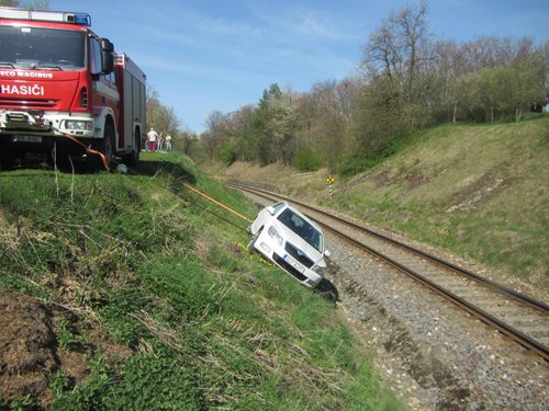 Vozidlo bez řidiče sjelo ze svahu