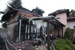 Sedm jednotek zasahovalo u požáru rodinného domu ve Slušticích
