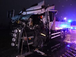 Po nehodě dvou nákladních vozidel museli hasiči jednoho řidiče vyprostit