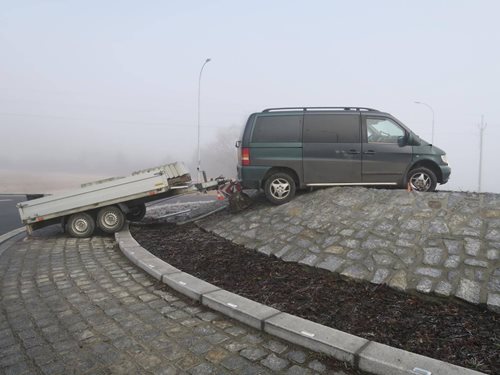 Řidič nedobrzdil nákladní soupravu a vyjel na kruhový objezd