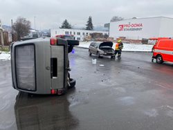 Dopravní nehoda dvou osobních aut 
