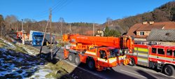 Vyprošťování bulharského kamionu se slunečnicemi v Nových Heřminovech