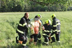 Žena byla v bažině rašeliniště u Horního Slavkova uvězněna přes hodinu, zachránit ji museli hasiči