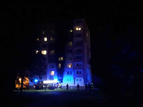 Při nočním požáru v panelovém domě v Jihlavě se zranili tři lidé