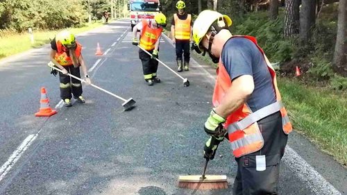 Tragická nehoda auta a autobusu na Chomutovsku. Tři osoby zemřely.