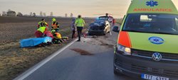 Čelní srážka auta s traktorem, řidič musel do nemocnice letecky