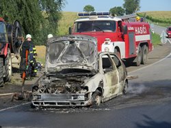 U Zlučína shořelo osobní auto