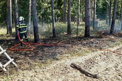 Na Moravě U Starého Petřína hořelo pole a část lesa