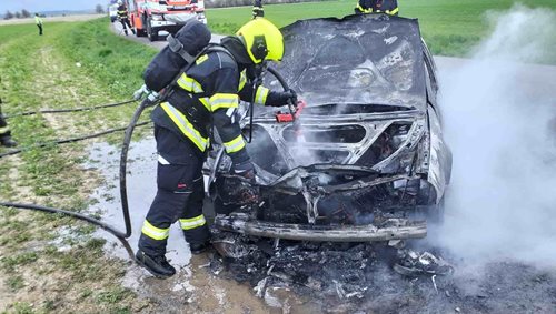 Osobní vozidlo zachvátily plameny, zasahovali hasiči