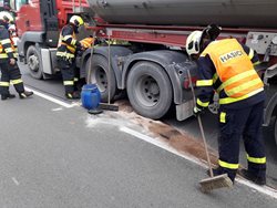 Nákladnímu automobilu upadla kardanová hřídel