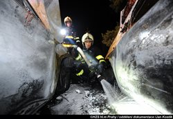 Požár čtyř automobilů v Praze 12 likvidovaly dnes krátce po půlnoci dvě jednotky hasičů