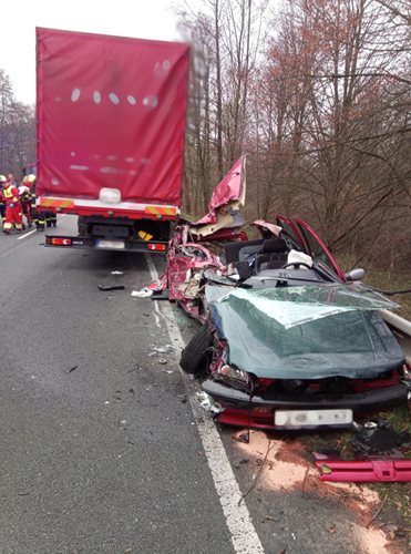 Ze zdemolovaného vozu museli hasiči jednu osobu vyprostit