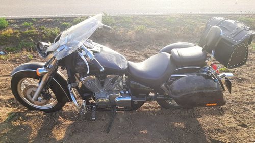 Motorkář skončil v poli. Policie hledá řidiče SUV, který z místa odjel