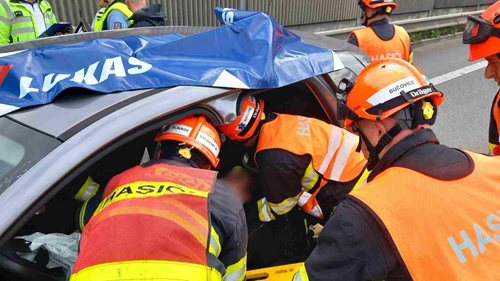 Čelní střet dvou aut si vyžádal tři zraněné. Dva museli hasiči vyprostit