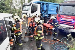 Dodávka dnes před polednem čelně narazila do nákladního auta, hasiči museli čtyři osoby vyprostitNa místě nehody zasahoval také vrtulník letecké záchranné služby  