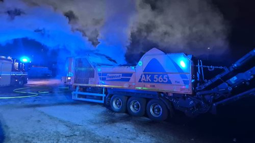 Hořel drtič štěpky. Hasiči zabránili rozšíření požáru a uchránili majetek za 14 milionů korun