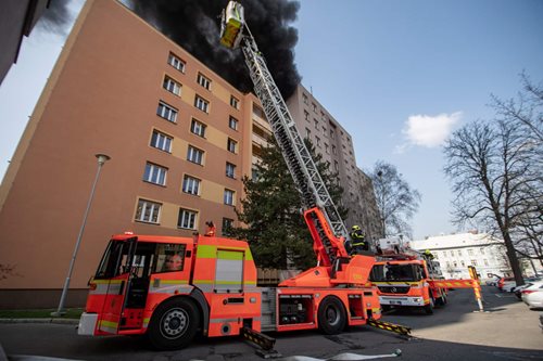 Požár střechy vyžádal evakuaci a zásah hasičů