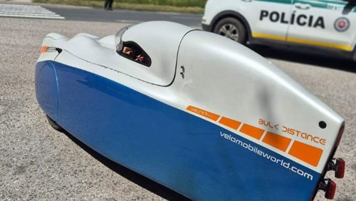 Policisté zastavili neobvyklé vozidlo. Jeho řidič měl za sebou přes 200 kilometrů