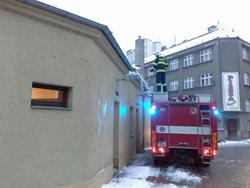Hasiči pomáhají s odstraňováním padajícího sněhu ze střech.
