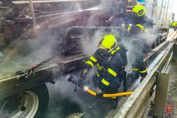 Požár přívěsu s pracovním strojem na dálnici D56 u Sviadnova způsobil škodu za půl milionu korun