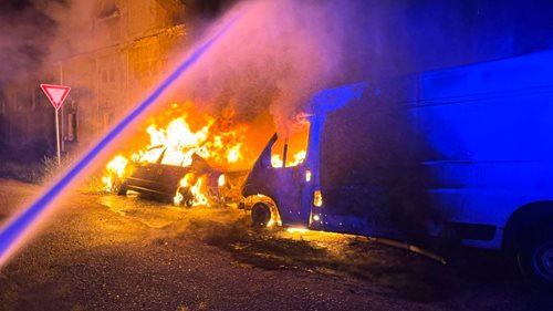 Požár dvou aut se rozšířil na truhlárnu. Škoda dosáhla milionů korun