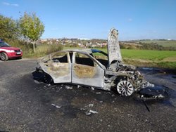 Při požáru osobního automobilu si řidič popálil prsty