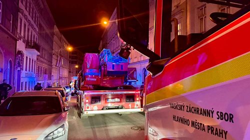 Kouř v budově způsobil požár kuchyně. Jednu osobu převzali záchranáři
