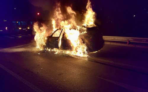 Srážka tří aut a požár vozu: Hasiči rychle zasáhli a zabránili větším škodám