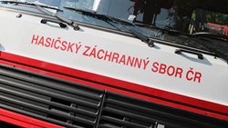 Při nočním požáru střechy přístřešku rodinného domu nedošlo k zranění osob. 