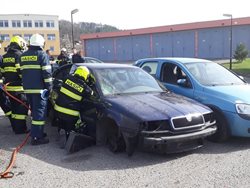 Dobrovolní hasiči Jihomoravského kraje se učili vyprošťovat z havarovaných vozidel