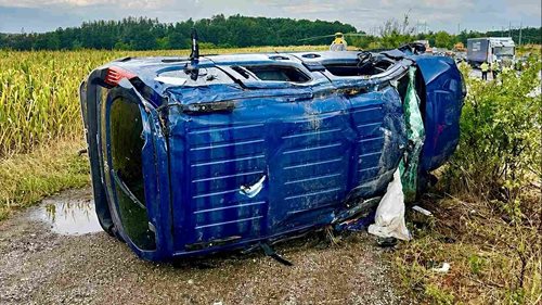 Auto vyletělo z D1 a několikrát se otočilo. Zastavila jediná žena a spěchala řidiči na pomoc