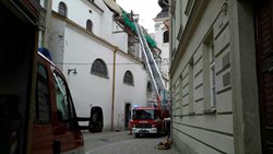 Hasiči zachraňovali muže z lešení