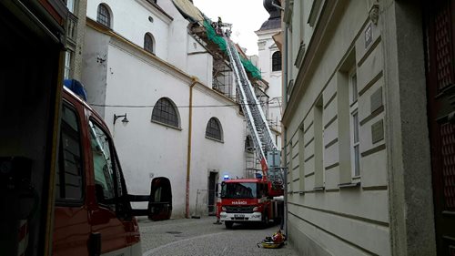 Hasiči zachraňovali muže z lešení