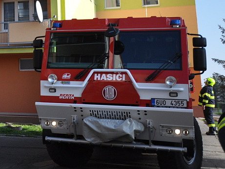 Požár odpadu ve výtahové šachtě v Krupce. Tři lidé se nadýchali kouře
