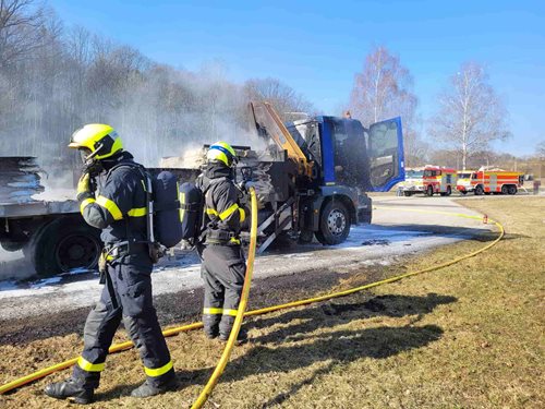 Požár nákladního vozu způsobil statisícové škody