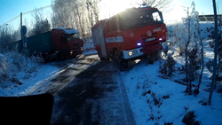 Kamion uvízl na železničním přejezdu ve Žďáru nad Metují