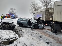 Po nehodě u Českého Meziříčí museli hasiči dvě osoby vyprostit