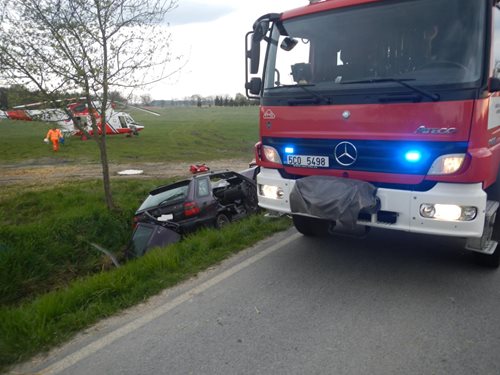 Ranní nehoda s vyproštěním u Domanína