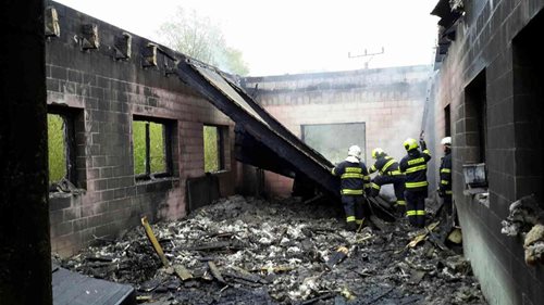 Ve Zdechovicích hasiči likvidovali požár rozestavěného objektu