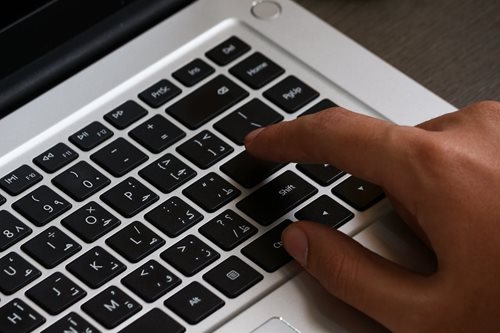 Nabídka snadného výdělku skončila obviněním. Muž půjčil účet podvodníkům